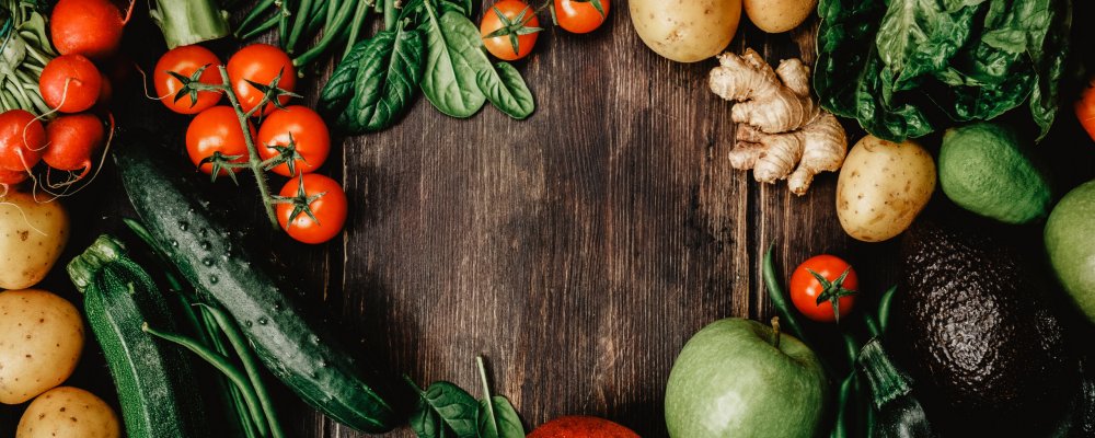 Овощи и зелень на столе
