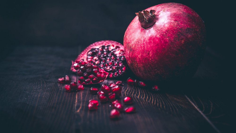 Гранат на темном фоне