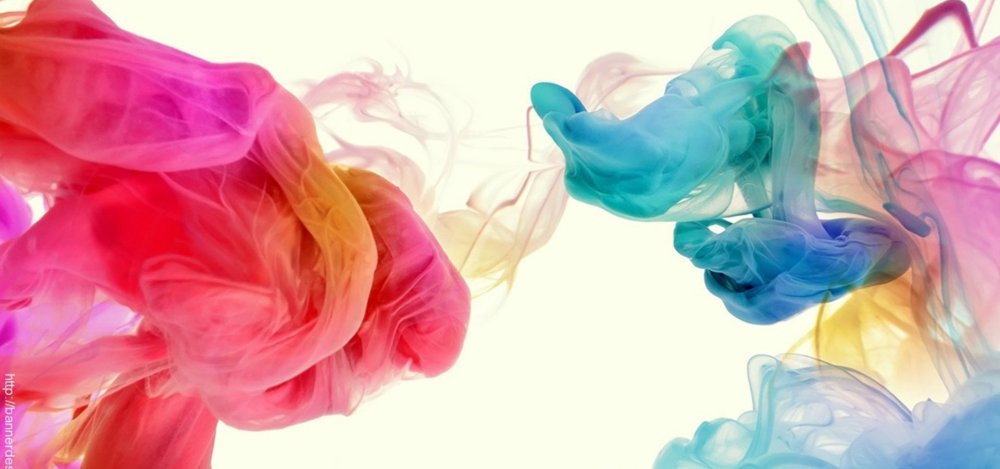 Цветной дым на белом фоне