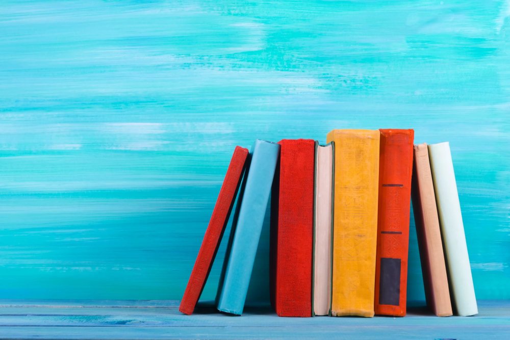 Книги на голубом фоне