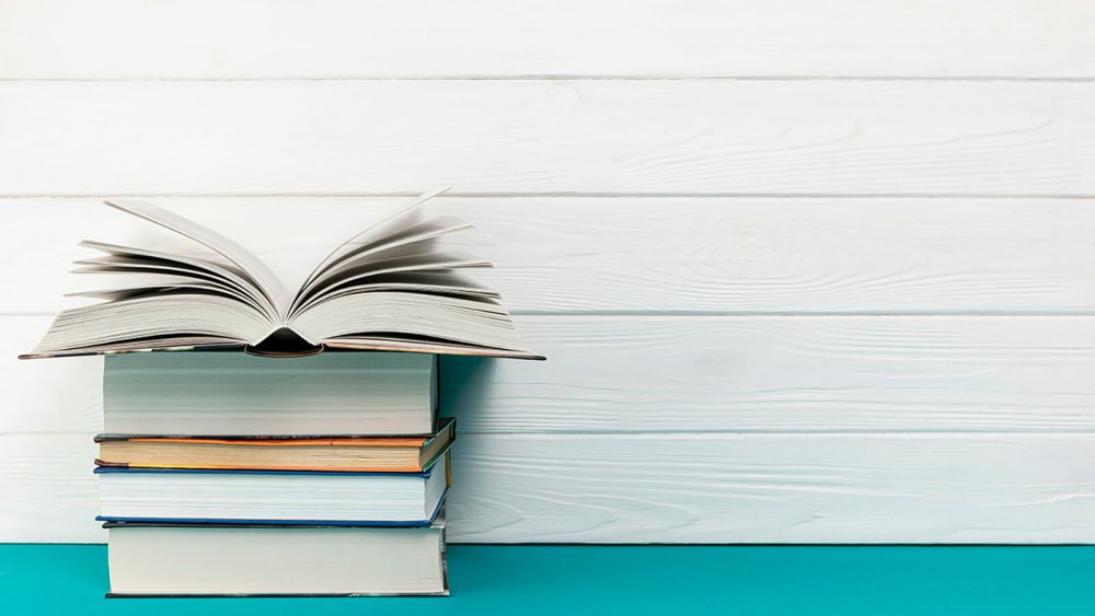 Книги на синем фоне