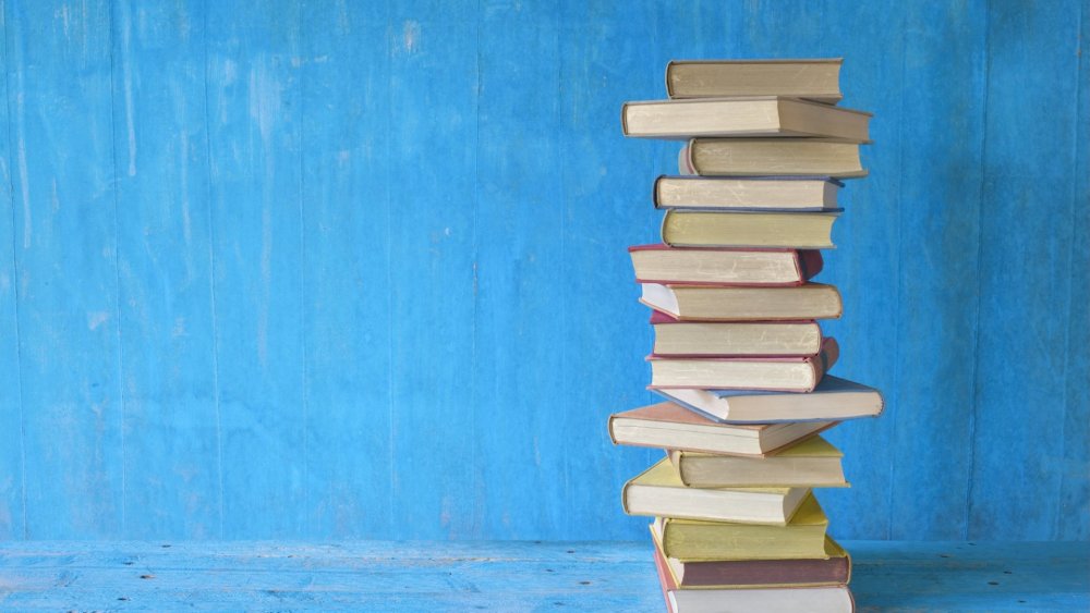 Стопка книг на голубом фоне