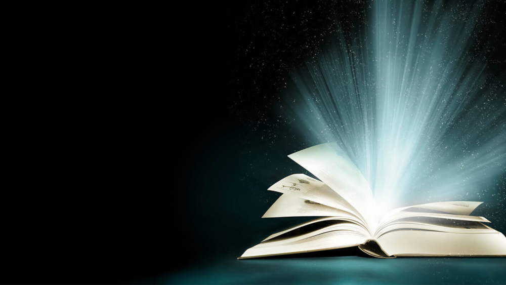 Книги на темном фоне