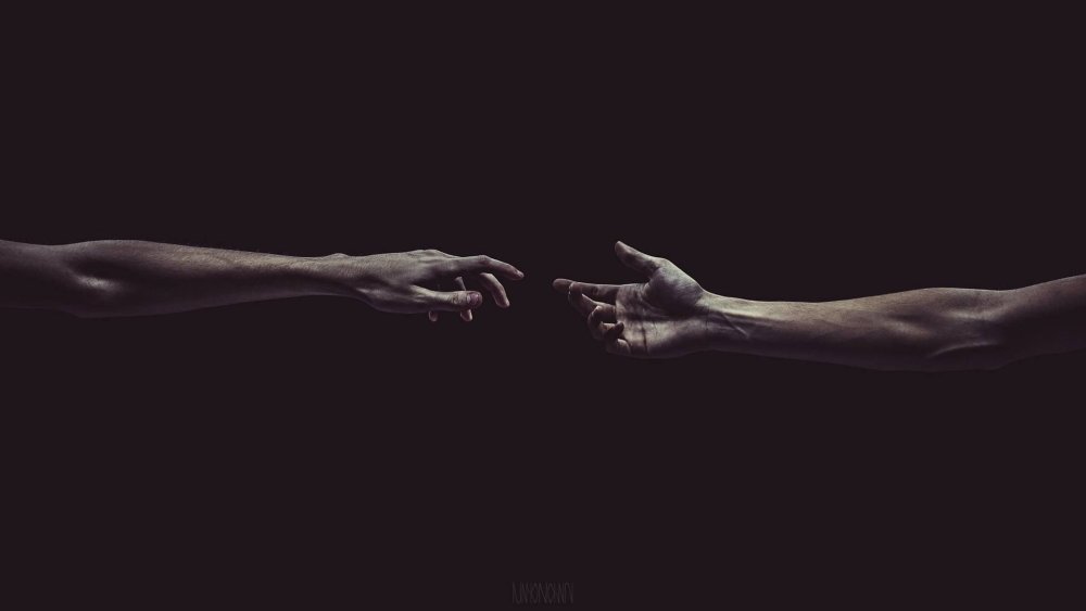 Мужская рука тянется