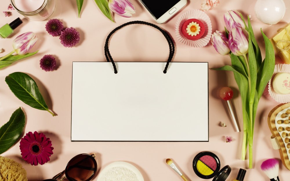 Открытка с цветами и косметикой