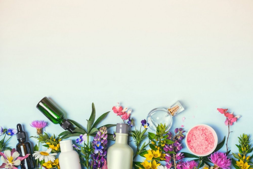 Косметика на фоне природы