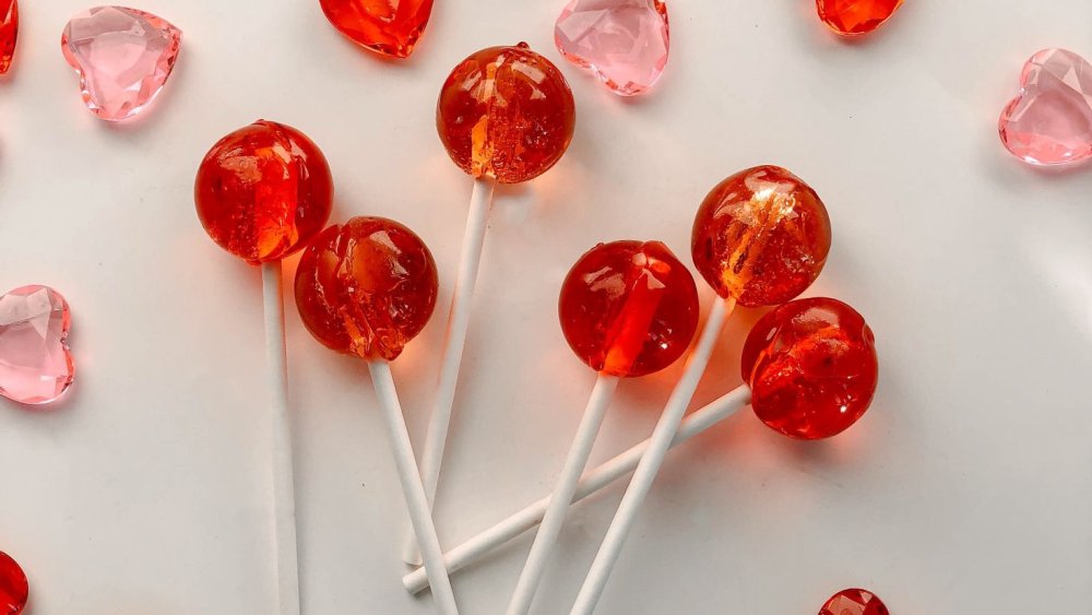 Красные конфеты леденцы