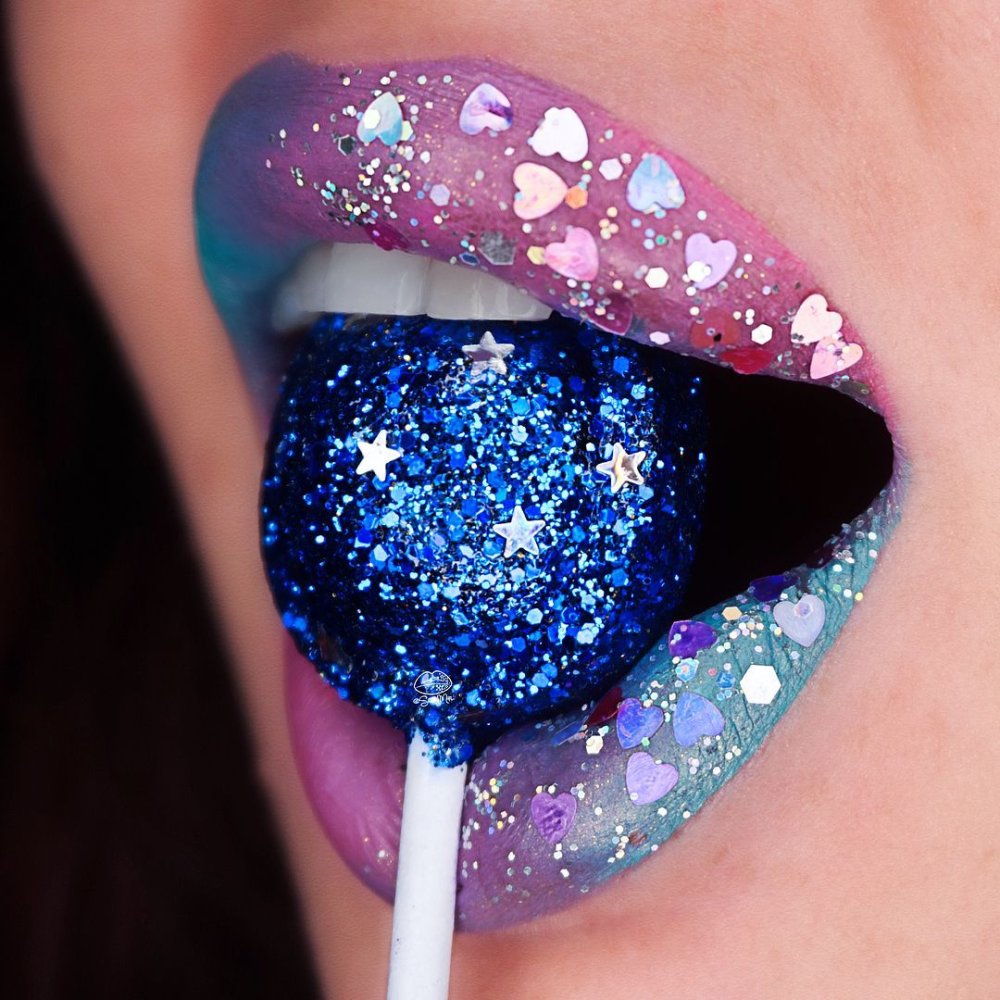 Красивые губы с блестками