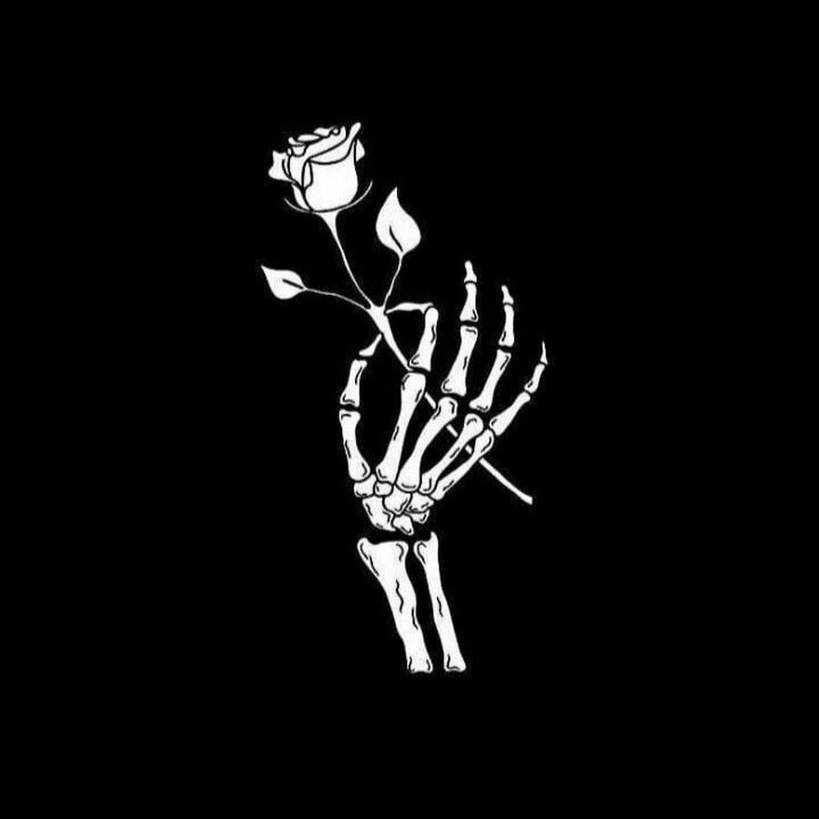 Рука скелета с розой