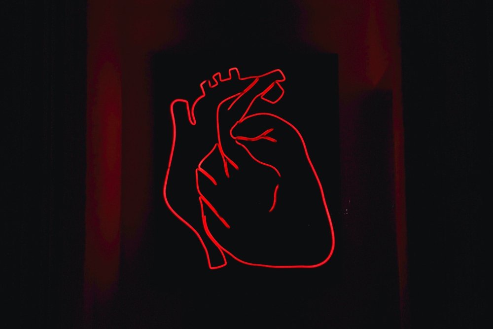 Ладонь на черном фоне