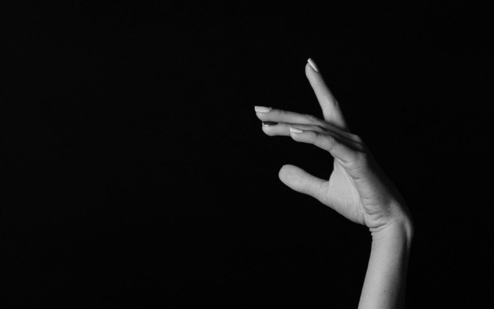 Руки на черном фоне