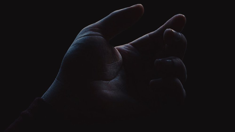 Ладонь на темном фоне