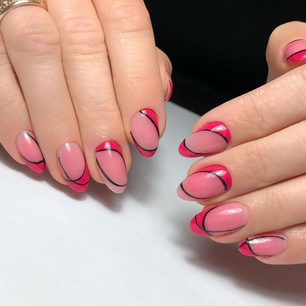 Розовые ногти с черным френчем