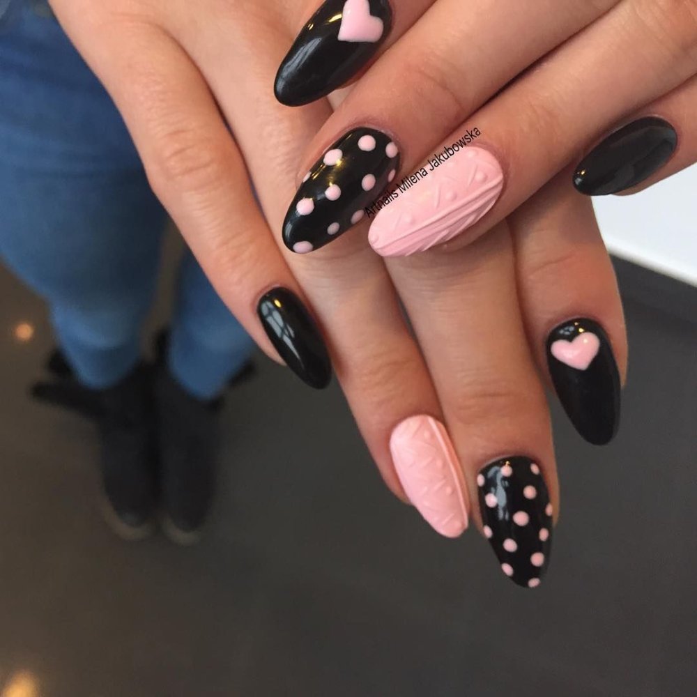 Розовый с черным горошком маникюр