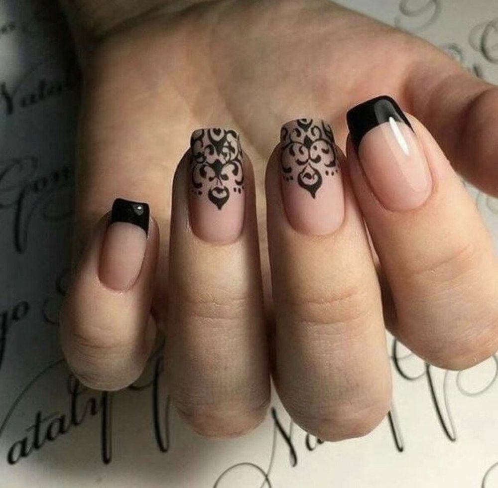 Маникюр бежевый с черным