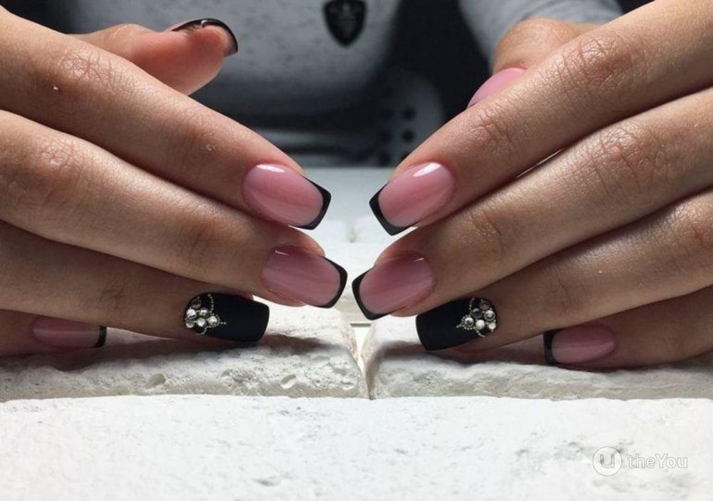 Маникюр один черный другой с френчем