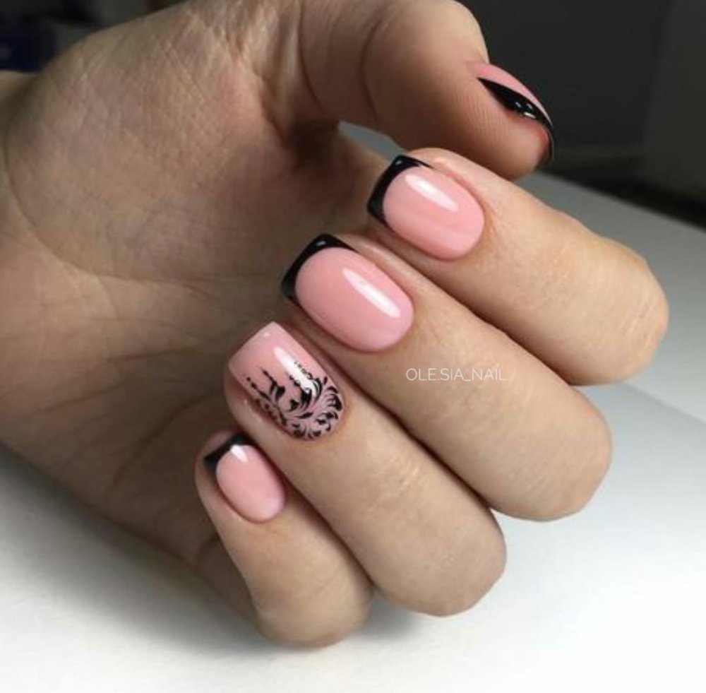 Маникюр френч розовый с черным