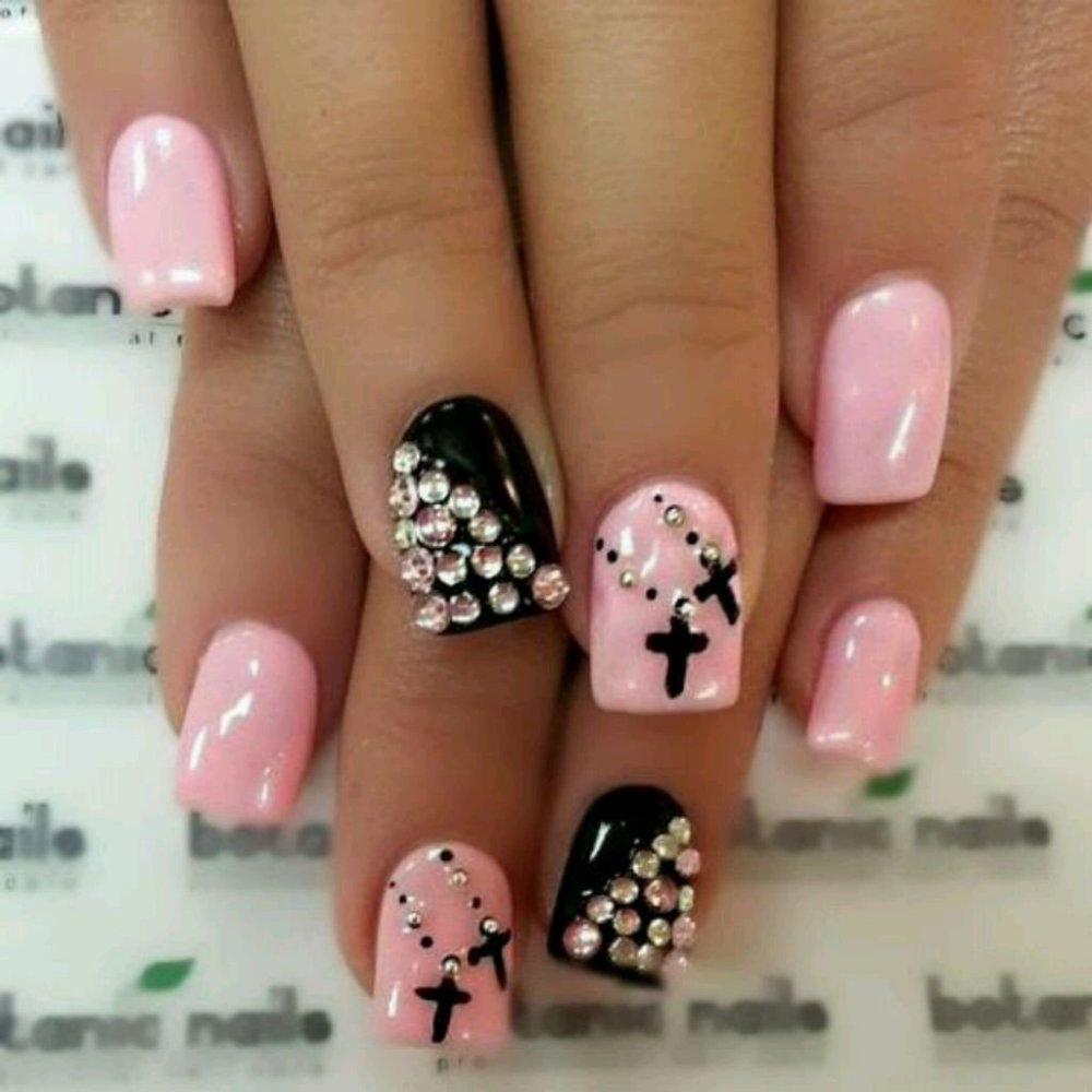 Черный маникюр с розовыми крестиками