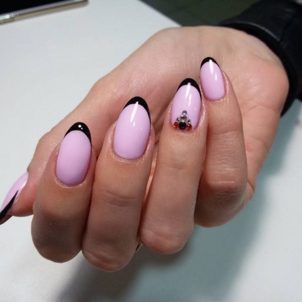 Розовый маникюр с чёрным вренчем