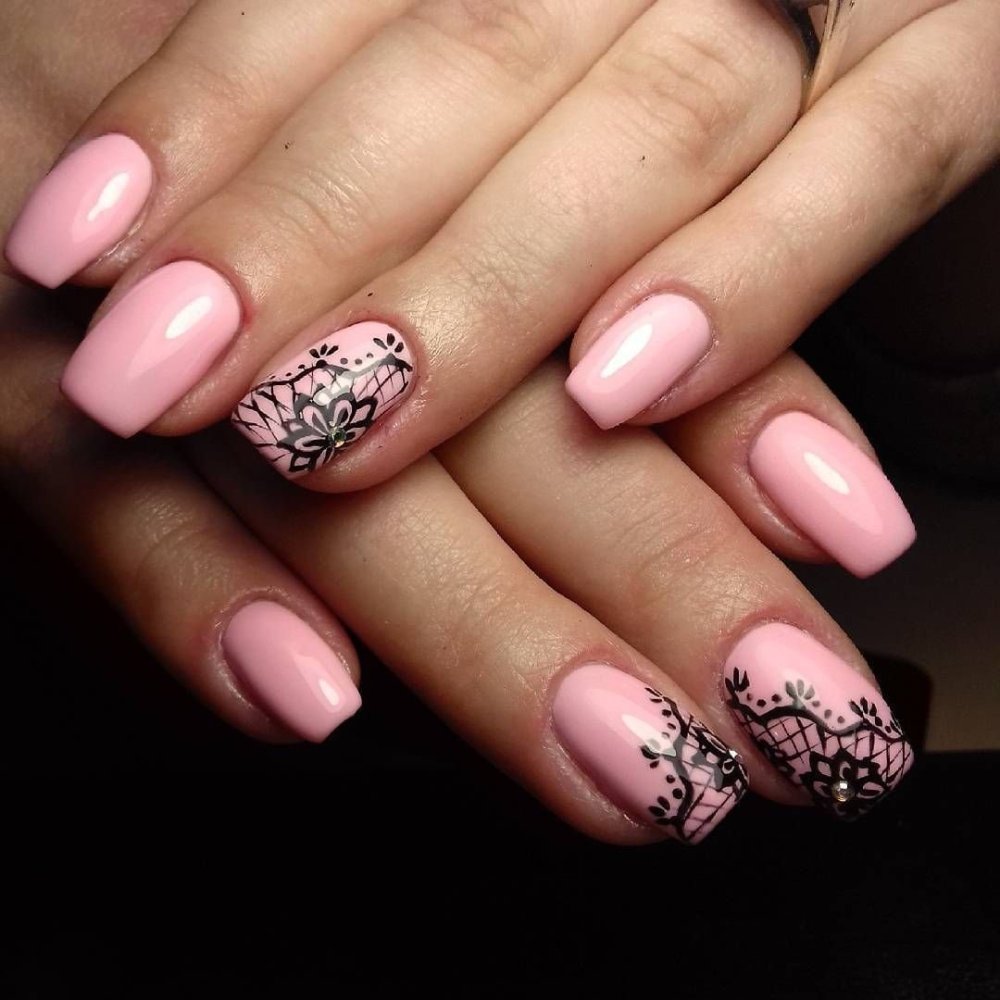 Маникюр розовый с черным кружевом