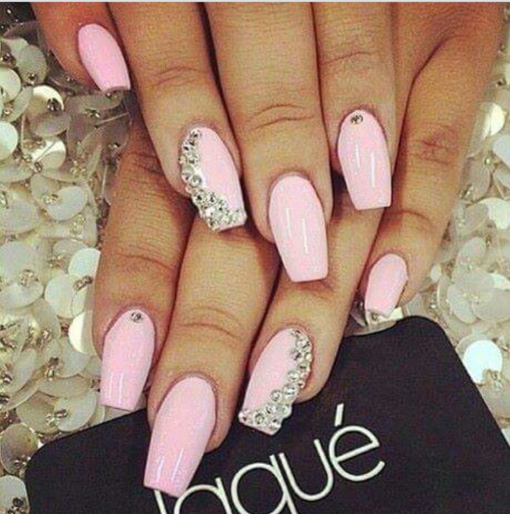 Ногти бело розовые яркие с черным