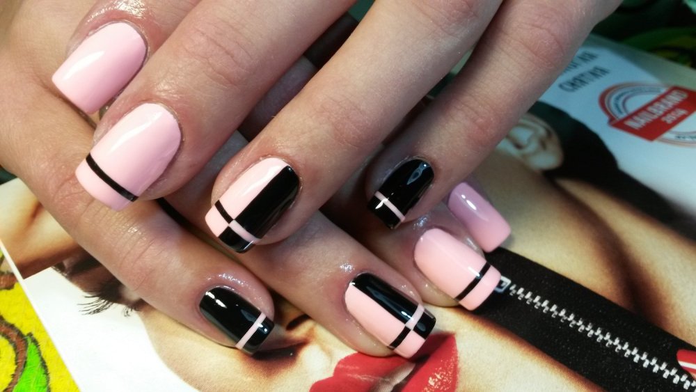 Маникюр розовый с белым и черным