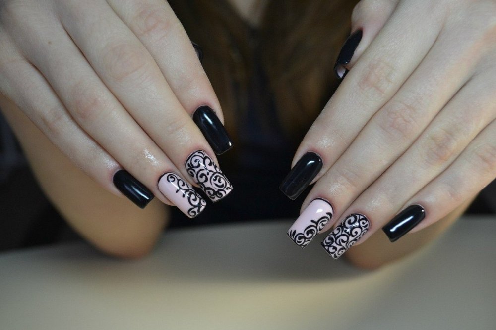 Маникюр с черным узором