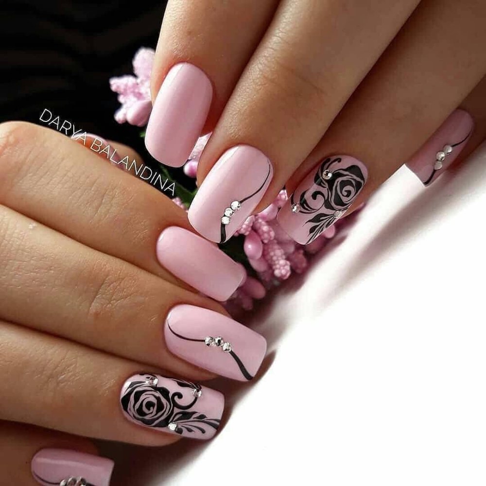 Розовый маникюр с вензелями