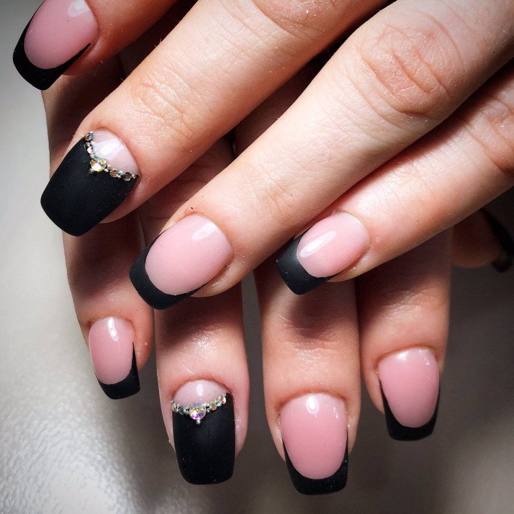 Наращивание ногтей черный френч