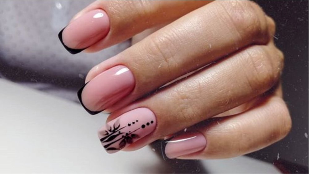 Чёрный френч на ногтях 2022