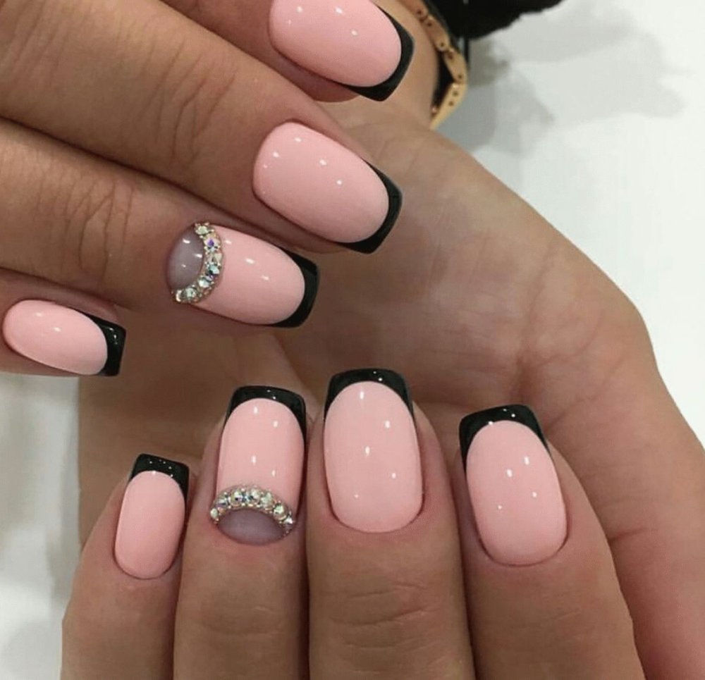 Маникюр френч розовый с черным