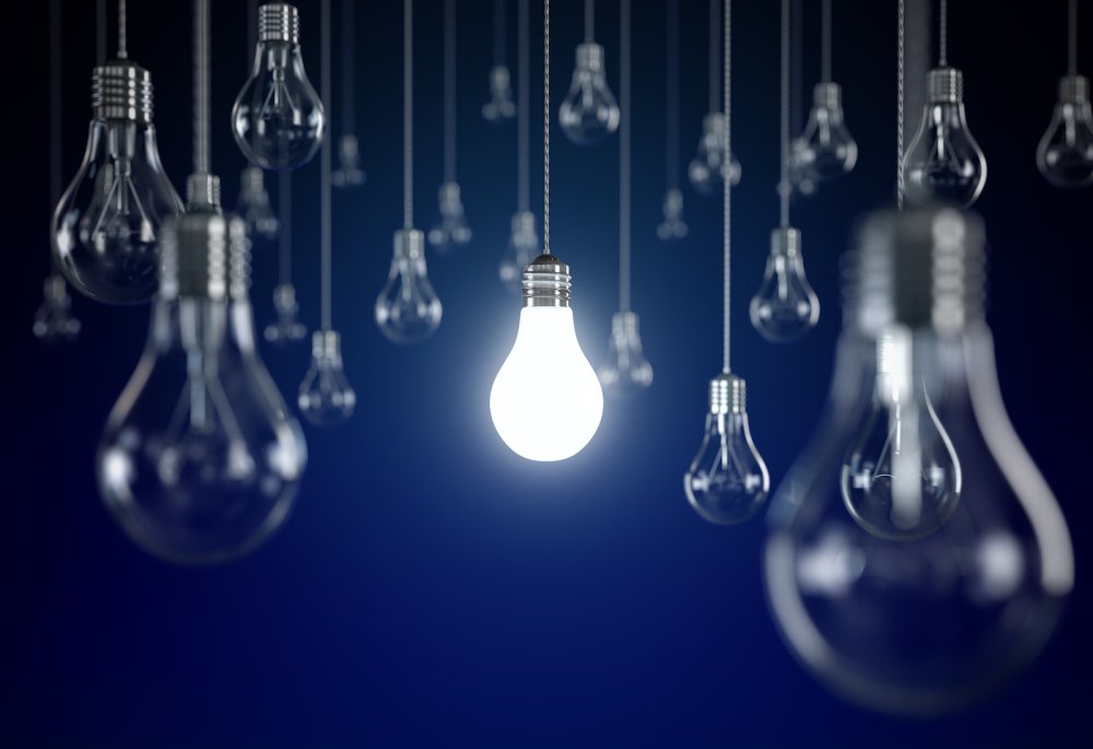 Лампочка на синем фоне