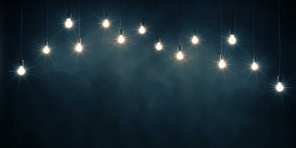 Фонарик на черном фоне