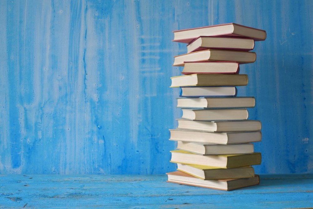 Стопка книг на полке