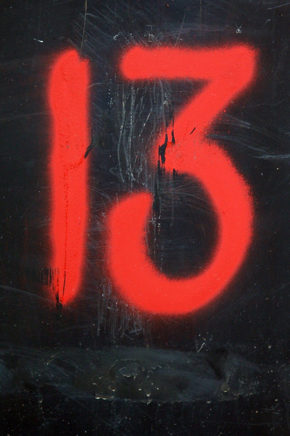 Цифра 13 на черном фоне