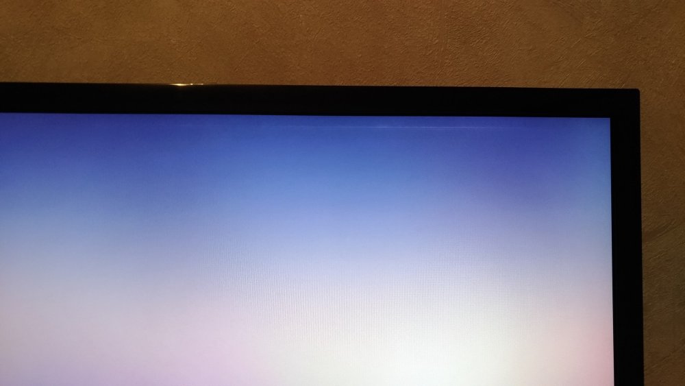 На мониторе снизу белая полоса