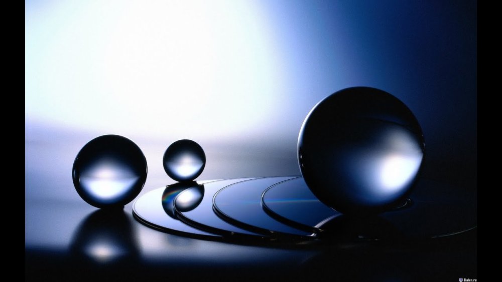 Стеклянный шар на черном фоне