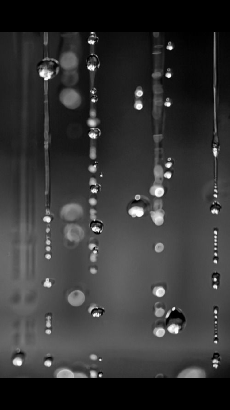 Капли на стекле