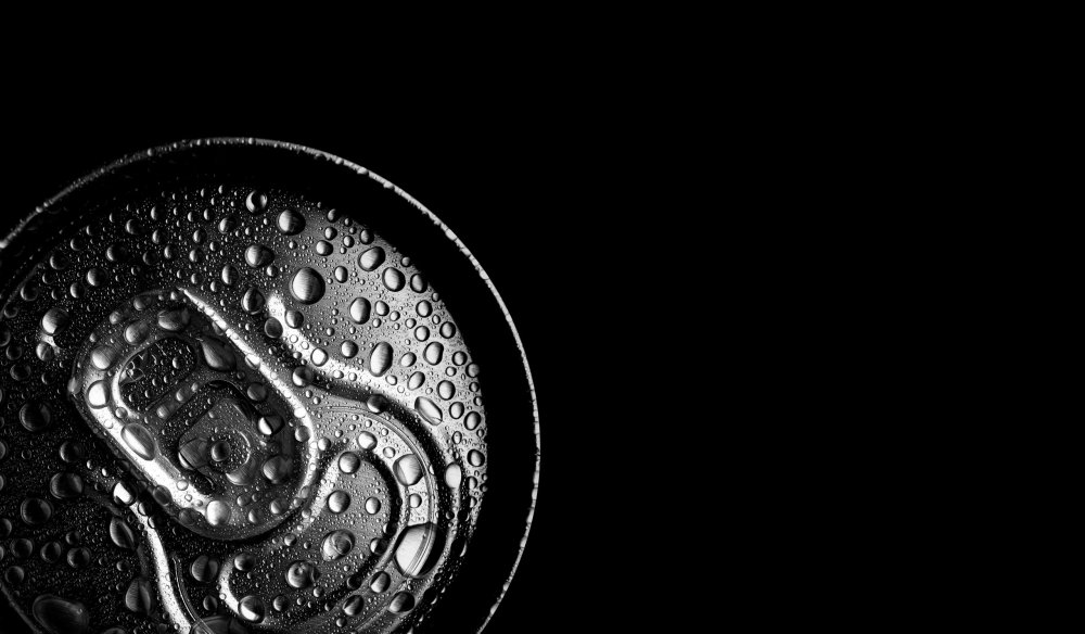 Капли на черном фоне