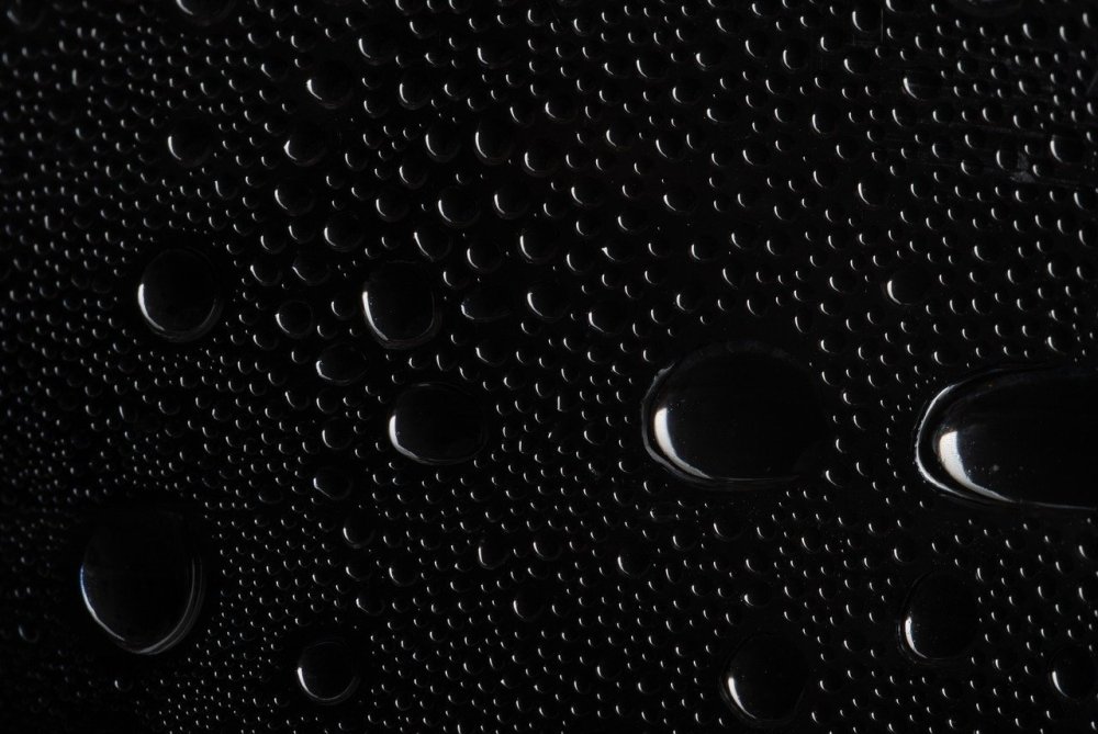 Капли воды на черном