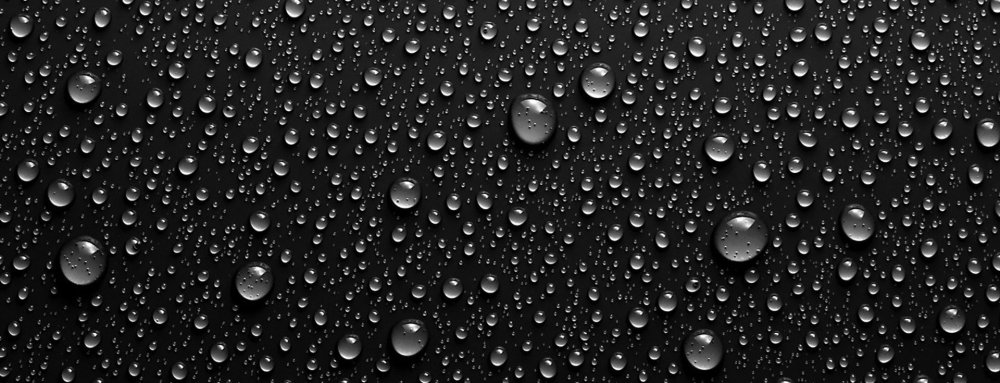 Капли воды на черном фоне