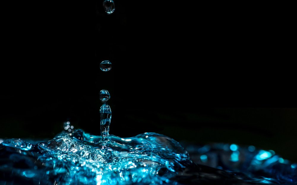 Вода на черном фоне