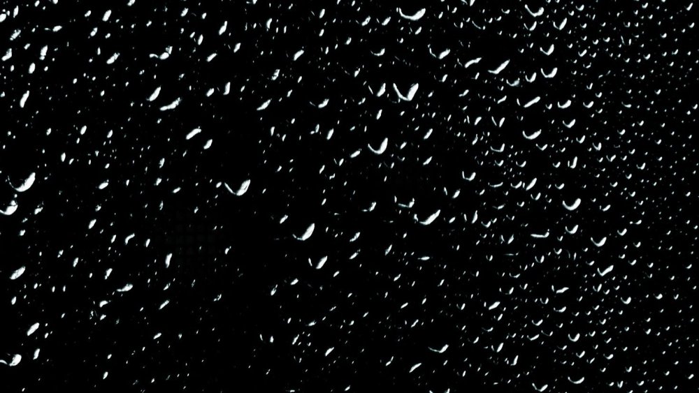 Капли дождя на черном фоне