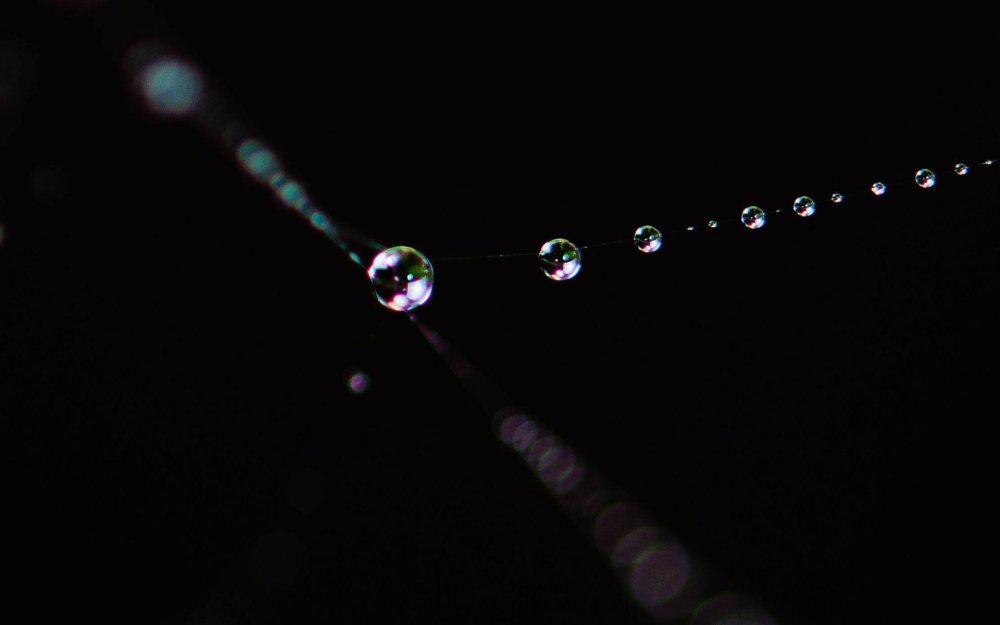 Капля на черном фоне