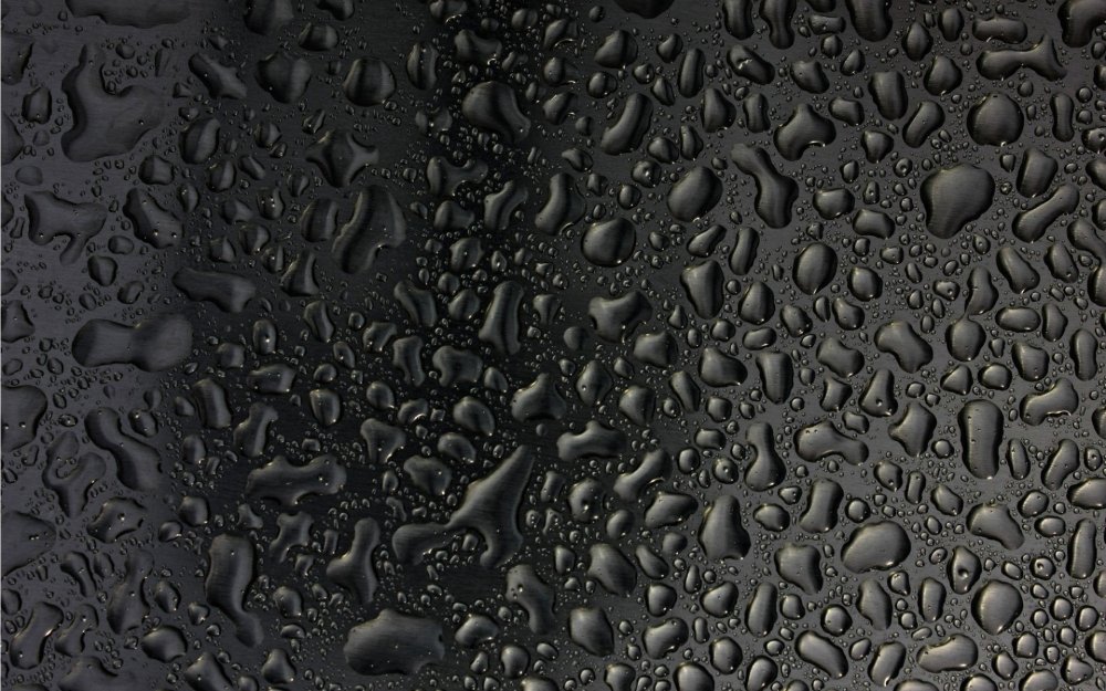 Капли воды на черном