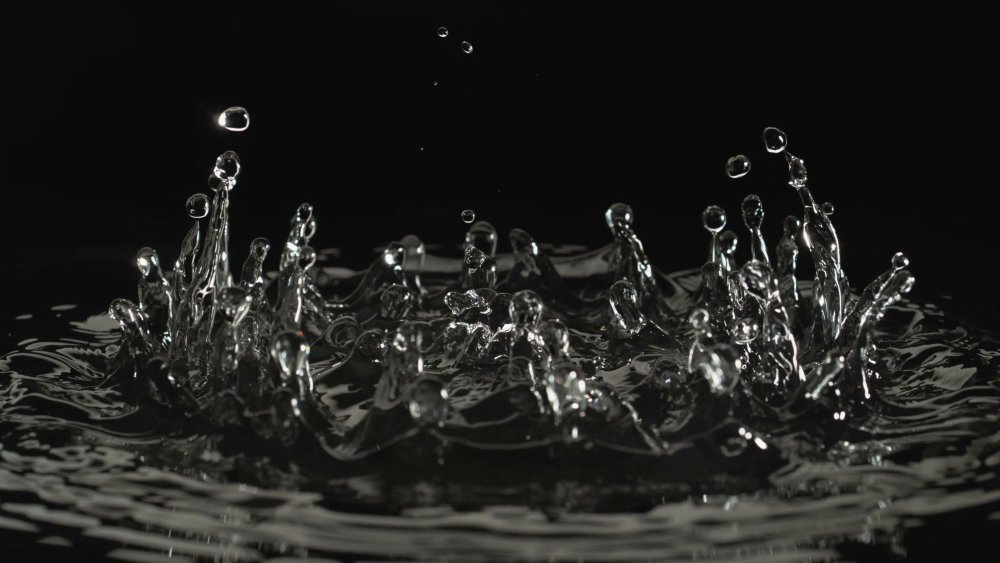 Брызги воды на черном фоне