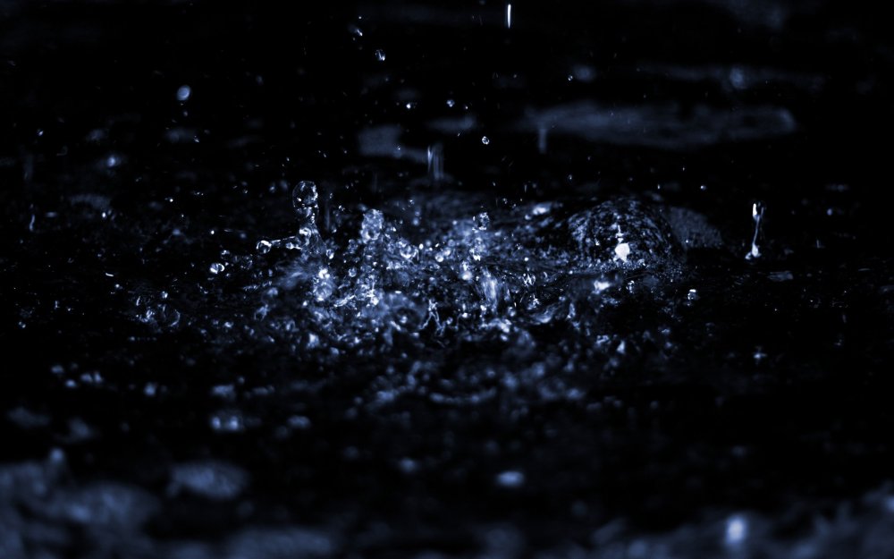Капли воды на черном