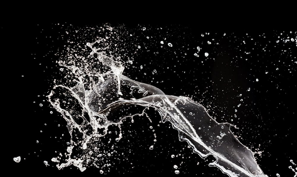 Всплеск воды на черном фоне