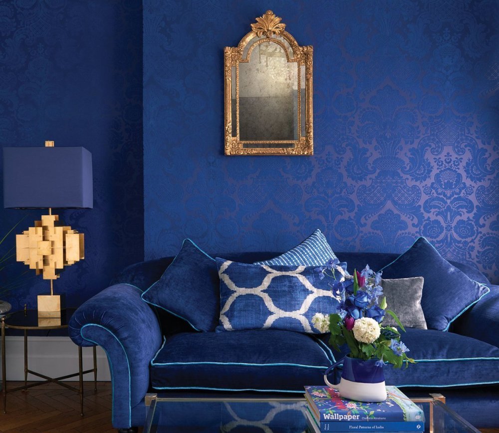 Синие обои в интерьере гостиной