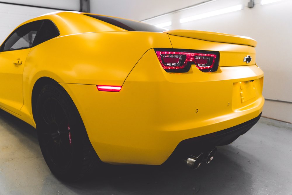 Шевроле Камаро матовая желтая